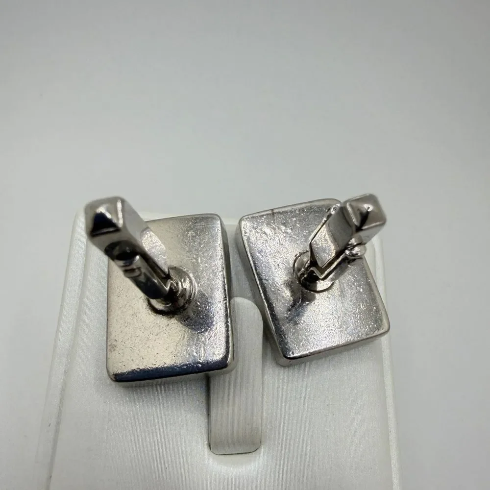 Men's Silver tone metal Swords and Shield cuff links!